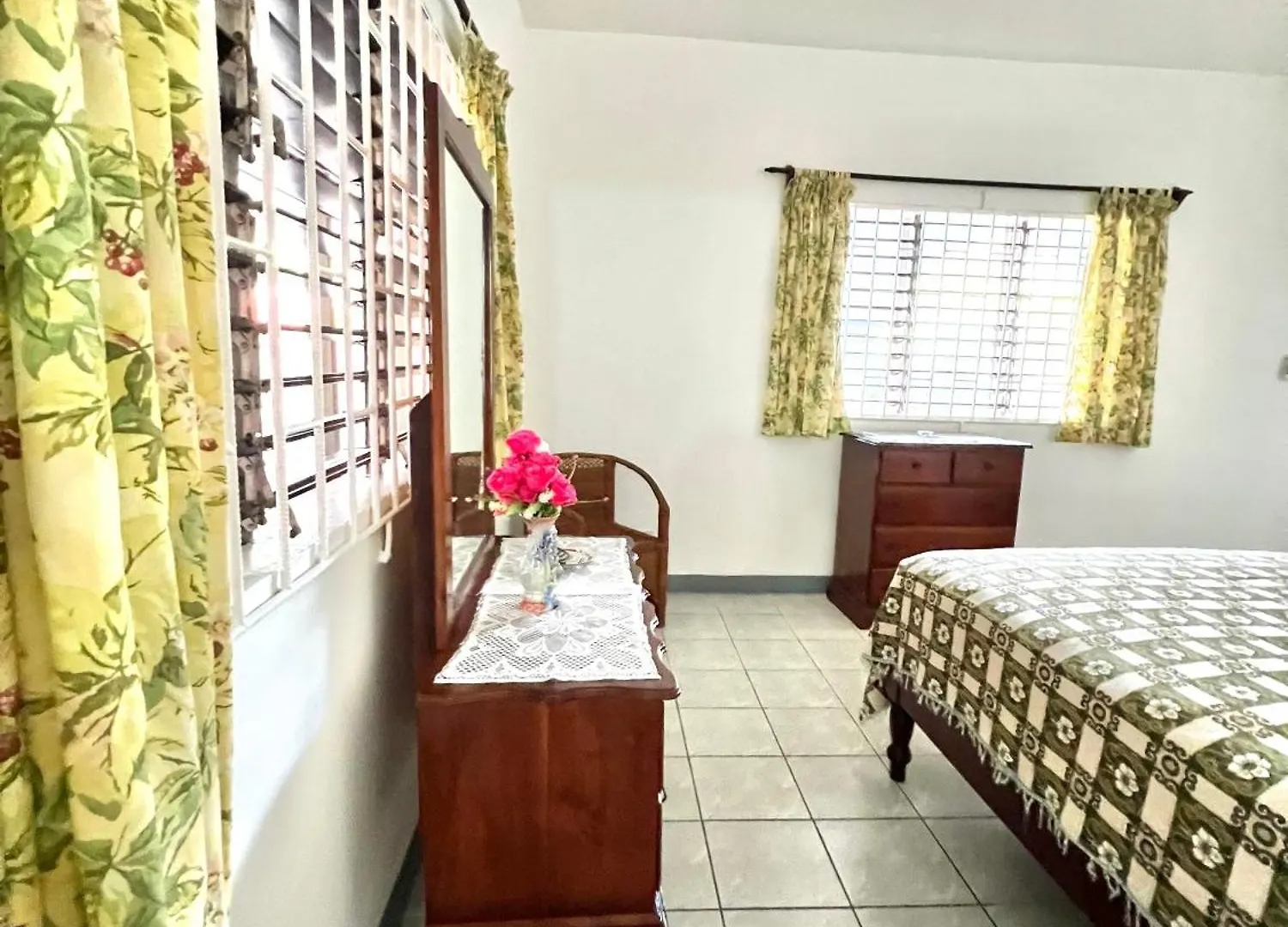 Crescent Lodge Runaway Bay Apartment
