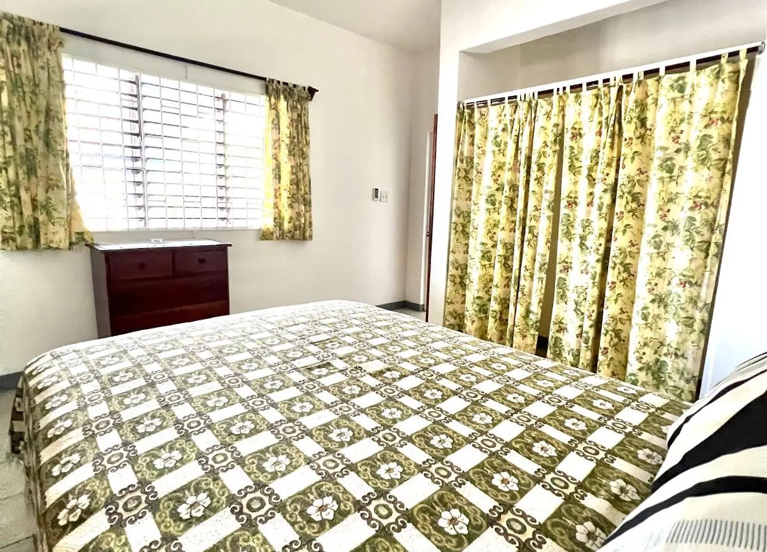 Crescent Lodge Runaway Bay Apartment